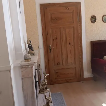 Einfach Sich Selbst Mal Wohlfuehlen, Voll Ausgestattet Kueche Und Bad, Auch Wohnung Alles Da, Wlan, 17 Min Zur Messe 4 Min Zum Schloss 4 Betten Inklusive, 4 Parkplaetze Kostenlos