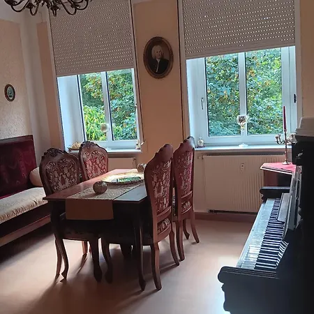 Einfach Sich Selbst Mal Wohlfuehlen, Voll Ausgestattet Kueche Und Bad, Auch Wohnung Alles Da, Wlan, 17 Min Zur Messe 4 Min Zum Schloss 4 Betten Inklusive, 4 Parkplaetze Kostenlos Apartment *