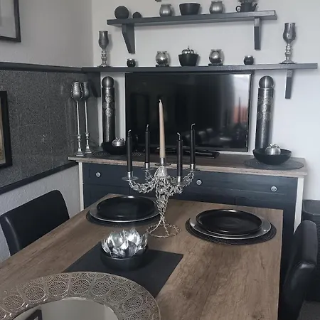 Einfach Sich Selbst Mal Wohlfuehlen, Voll Ausgestattet Kueche Und Bad, Auch Wohnung Alles Da, Wlan, 17 Min Zur Messe 4 Min Zum Schloss 4 Betten Inklusive, 4 Parkplaetze Kostenlos Apartment Delitzsch
