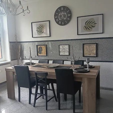 Einfach Sich Selbst Mal Wohlfuehlen, Voll Ausgestattet Kueche Und Bad, Auch Wohnung Alles Da, Wlan, 17 Min Zur Messe 4 Min Zum Schloss 4 Betten Inklusive, 4 Parkplaetze Kostenlos Apartment *
