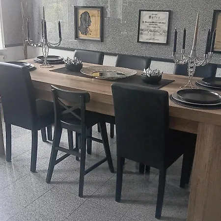 Einfach Sich Selbst Mal Wohlfuehlen, Voll Ausgestattet Kueche Und Bad, Auch Wohnung Alles Da, Wlan, 17 Min Zur Messe 4 Min Zum Schloss 4 Betten Inklusive, 4 Parkplaetze Kostenlos * Delitzsch