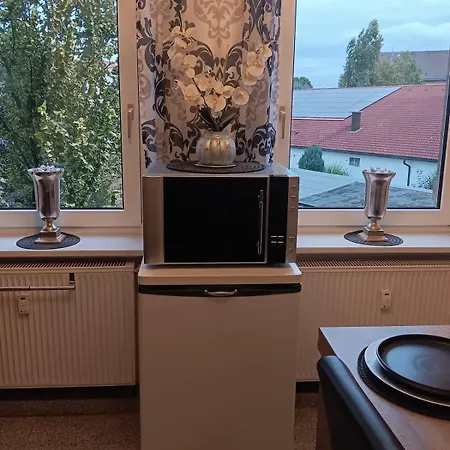 Apartment Einfach Sich Selbst Mal Wohlfuehlen, Voll Ausgestattet Kueche Und Bad, Auch Wohnung Alles Da, Wlan, 17 Min Zur Messe 4 Min Zum Schloss 4 Betten Inklusive, 4 Parkplaetze Kostenlos Delitzsch