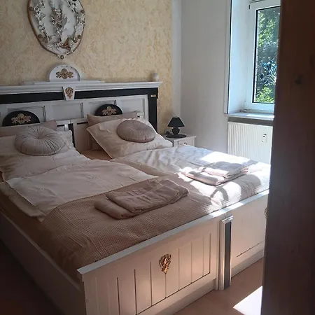Einfach Sich Selbst Mal Wohlfuehlen, Voll Ausgestattet Kueche Und Bad, Auch Wohnung Alles Da, Wlan, 17 Min Zur Messe 4 Min Zum Schloss 4 Betten Inklusive, 4 Parkplaetze Kostenlos * Delitzsch