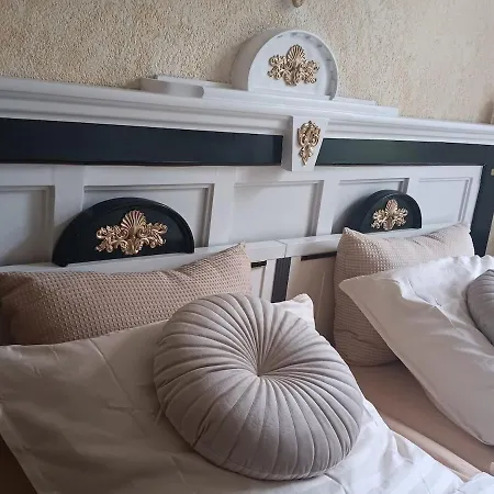 Einfach Sich Selbst Mal Wohlfuehlen, Voll Ausgestattet Kueche Und Bad, Auch Wohnung Alles Da, Wlan, 17 Min Zur Messe 4 Min Zum Schloss 4 Betten Inklusive, 4 Parkplaetze Kostenlos Apartment *
