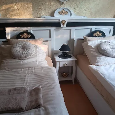 Einfach Sich Selbst Mal Wohlfuehlen, Voll Ausgestattet Kueche Und Bad, Auch Wohnung Alles Da, Wlan, 17 Min Zur Messe 4 Min Zum Schloss 4 Betten Inklusive, 4 Parkplaetze Kostenlos Delitzsch