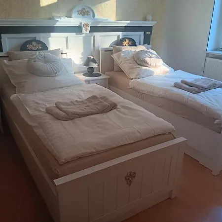 Einfach Sich Selbst Mal Wohlfuehlen, Voll Ausgestattet Kueche Und Bad, Auch Wohnung Alles Da, Wlan, 17 Min Zur Messe 4 Min Zum Schloss 4 Betten Inklusive, 4 Parkplaetze Kostenlos Delitzsch