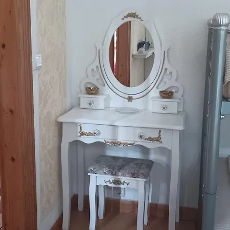 Einfach Sich Selbst Mal Wohlfuehlen, Voll Ausgestattet Kueche Und Bad, Auch Wohnung Alles Da, Wlan, 17 Min Zur Messe 4 Min Zum Schloss 4 Betten Inklusive, 4 Parkplaetze Kostenlos Apartment *