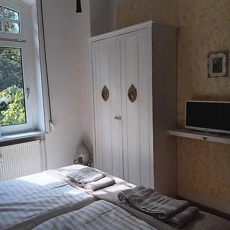 Apartment Einfach Sich Selbst Mal Wohlfuehlen, Voll Ausgestattet Kueche Und Bad, Auch Wohnung Alles Da, Wlan, 17 Min Zur Messe 4 Min Zum Schloss 4 Betten Inklusive, 4 Parkplaetze Kostenlos *