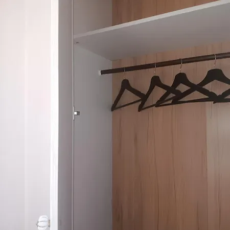 Einfach Sich Selbst Mal Wohlfuehlen, Voll Ausgestattet Kueche Und Bad, Auch Wohnung Alles Da, Wlan, 17 Min Zur Messe 4 Min Zum Schloss 4 Betten Inklusive, 4 Parkplaetze Kostenlos Apartment