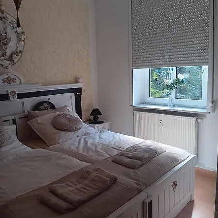Einfach Sich Selbst Mal Wohlfuehlen, Voll Ausgestattet Kueche Und Bad, Auch Wohnung Alles Da, Wlan, 17 Min Zur Messe 4 Min Zum Schloss 4 Betten Inklusive, 4 Parkplaetze Kostenlos
