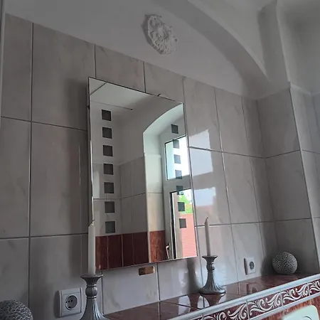 Einfach Sich Selbst Mal Wohlfuehlen, Voll Ausgestattet Kueche Und Bad, Auch Wohnung Alles Da, Wlan, 17 Min Zur Messe 4 Min Zum Schloss 4 Betten Inklusive, 4 Parkplaetze Kostenlos Apartment *
