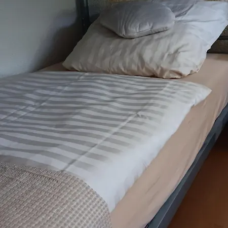 Einfach Sich Selbst Mal Wohlfuehlen, Voll Ausgestattet Kueche Und Bad, Auch Wohnung Alles Da, Wlan, 17 Min Zur Messe 4 Min Zum Schloss 4 Betten Inklusive, 4 Parkplaetze Kostenlos *