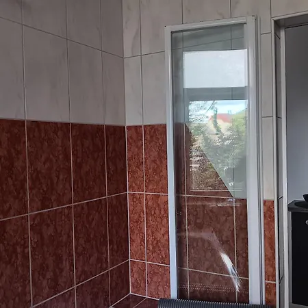Einfach Sich Selbst Mal Wohlfuehlen, Voll Ausgestattet Kueche Und Bad, Auch Wohnung Alles Da, Wlan, 17 Min Zur Messe 4 Min Zum Schloss 4 Betten Inklusive, 4 Parkplaetze Kostenlos Delitzsch
