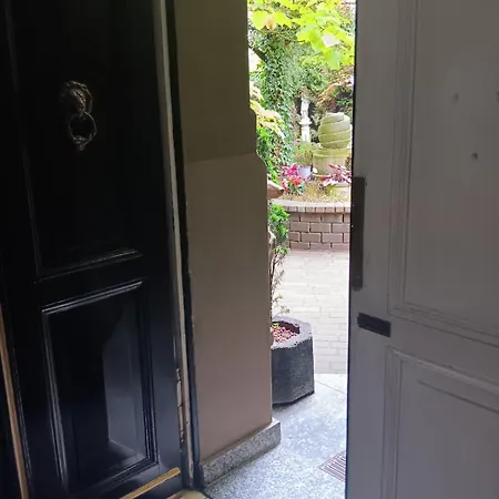 Einfach Sich Selbst Mal Wohlfuehlen, Voll Ausgestattet Kueche Und Bad, Auch Wohnung Alles Da, Wlan, 17 Min Zur Messe 4 Min Zum Schloss 4 Betten Inklusive, 4 Parkplaetze Kostenlos Apartment *