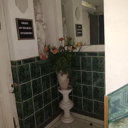 Einfach Sich Selbst Mal Wohlfuehlen, Voll Ausgestattet Kueche Und Bad, Auch Wohnung Alles Da, Wlan, 17 Min Zur Messe 4 Min Zum Schloss 4 Betten Inklusive, 4 Parkplaetze Kostenlos Apartment *