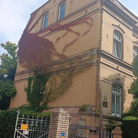 Einfach Sich Selbst Mal Wohlfuehlen, Voll Ausgestattet Kueche Und Bad, Auch Wohnung Alles Da, Wlan, 17 Min Zur Messe 4 Min Zum Schloss 4 Betten Inklusive, 4 Parkplaetze Kostenlos Apartment *