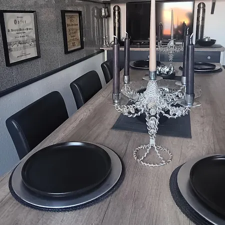 Einfach Sich Selbst Mal Wohlfuehlen, Voll Ausgestattet Kueche Und Bad, Auch Wohnung Alles Da, Wlan, 17 Min Zur Messe 4 Min Zum Schloss 4 Betten Inklusive, 4 Parkplaetze Kostenlos Apartment Delitzsch