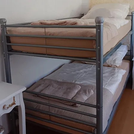 Apartment Einfach Sich Selbst Mal Wohlfuehlen, Voll Ausgestattet Kueche Und Bad, Auch Wohnung Alles Da, Wlan, 17 Min Zur Messe 4 Min Zum Schloss 4 Betten Inklusive, 4 Parkplaetze Kostenlos