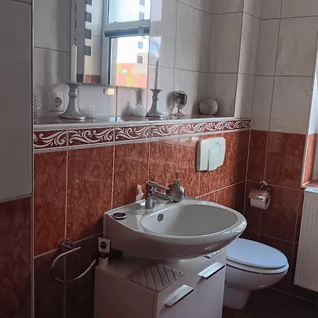 Einfach Sich Selbst Mal Wohlfuehlen, Voll Ausgestattet Kueche Und Bad, Auch Wohnung Alles Da, Wlan, 17 Min Zur Messe 4 Min Zum Schloss 4 Betten Inklusive, 4 Parkplaetze Kostenlos Apartment Delitzsch