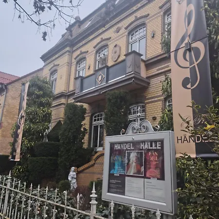 Einfach Sich Selbst Mal Wohlfuehlen, Voll Ausgestattet Kueche Und Bad, Auch Wohnung Alles Da, Wlan, 17 Min Zur Messe 4 Min Zum Schloss 4 Betten Inklusive, 4 Parkplaetze Kostenlos *